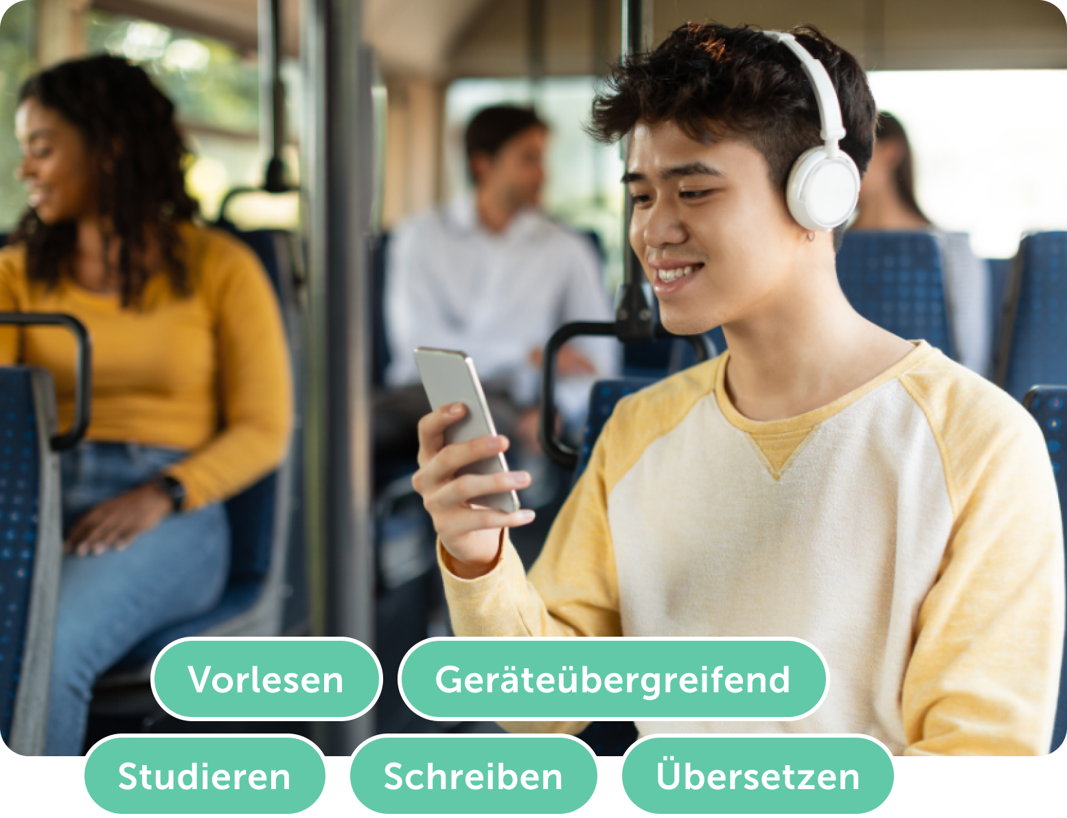 Junger Mann mit Kopfhörern, der im Bus mit dem Smartphone interagiert, umgeben von Passagieren.
