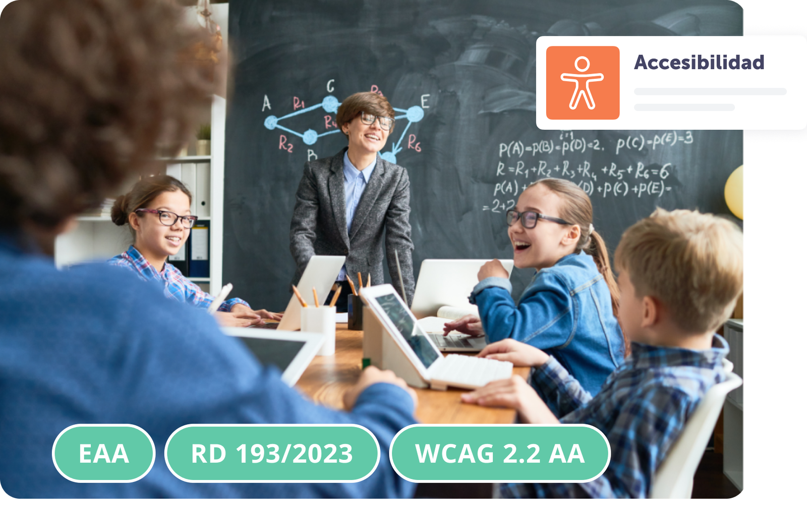 Clase interactiva con estudiantes y docente, gráficos matemáticos en pizarra de fondo.