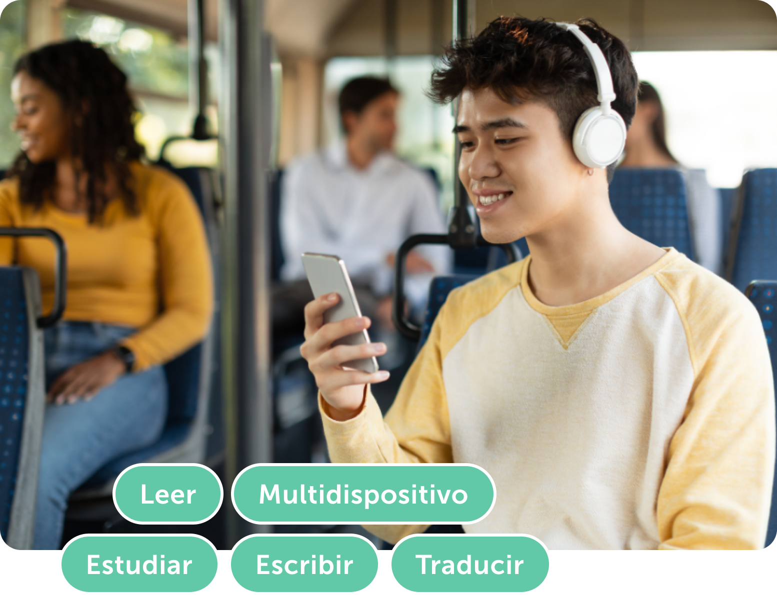 Joven con auriculares usando un smartphone en el autobús, concentrado en leer y estudiar.