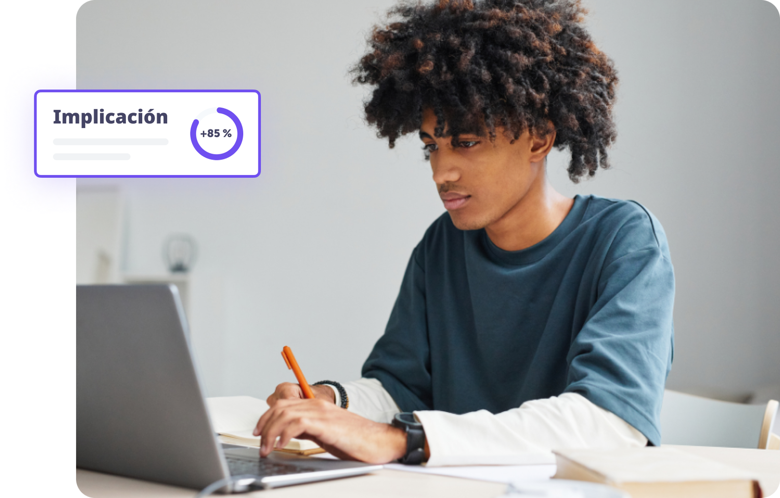 Joven con cabello rizado trabaja en laptop, mostrando un gráfico de implicación al 85%.