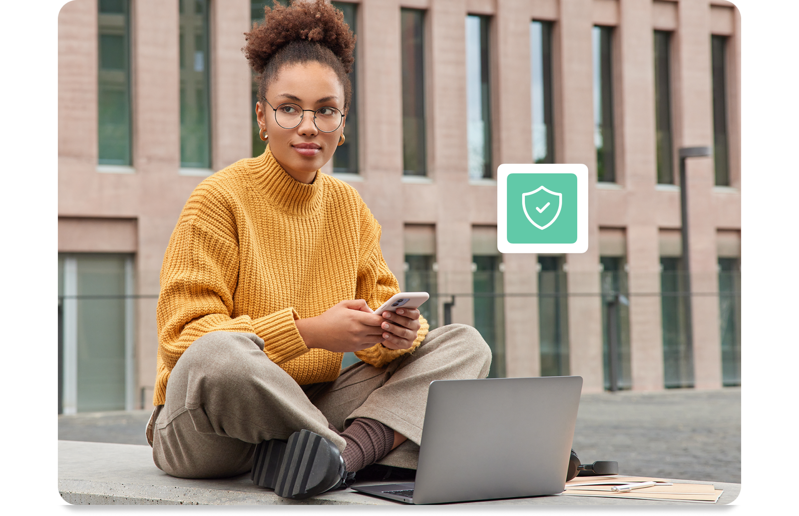 Image d’une femme assise devant un ordinateur portable, un téléphone à la main. Des écrans en surimpression indiquent « Êtes-vous connecté(e) ? », « Mot de passe » et « Protection OK » pour illustrer que les solutions ReadSpeaker sont sécurisées.