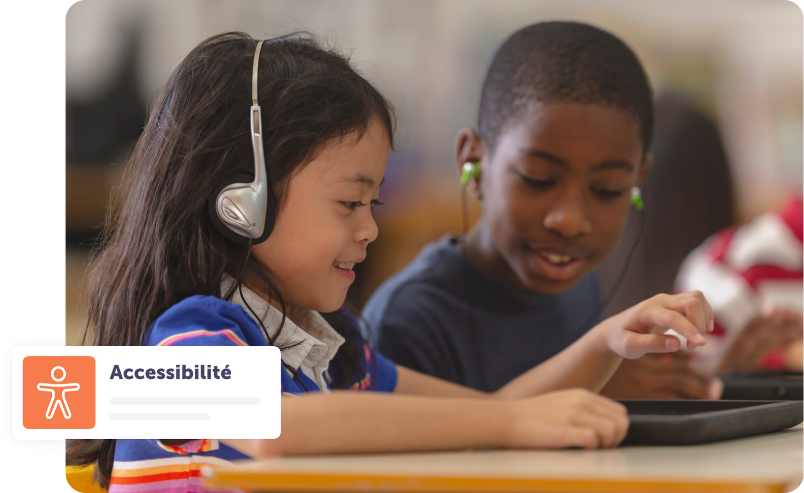 Deux enfants utilisent une tablette en classe.