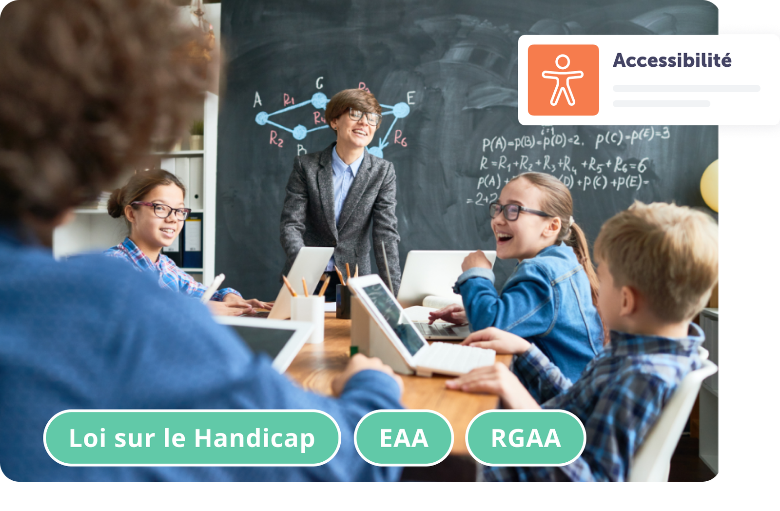 Élèves attentifs en classe avec un enseignant, affichage sur l'accessibilité et les lois.