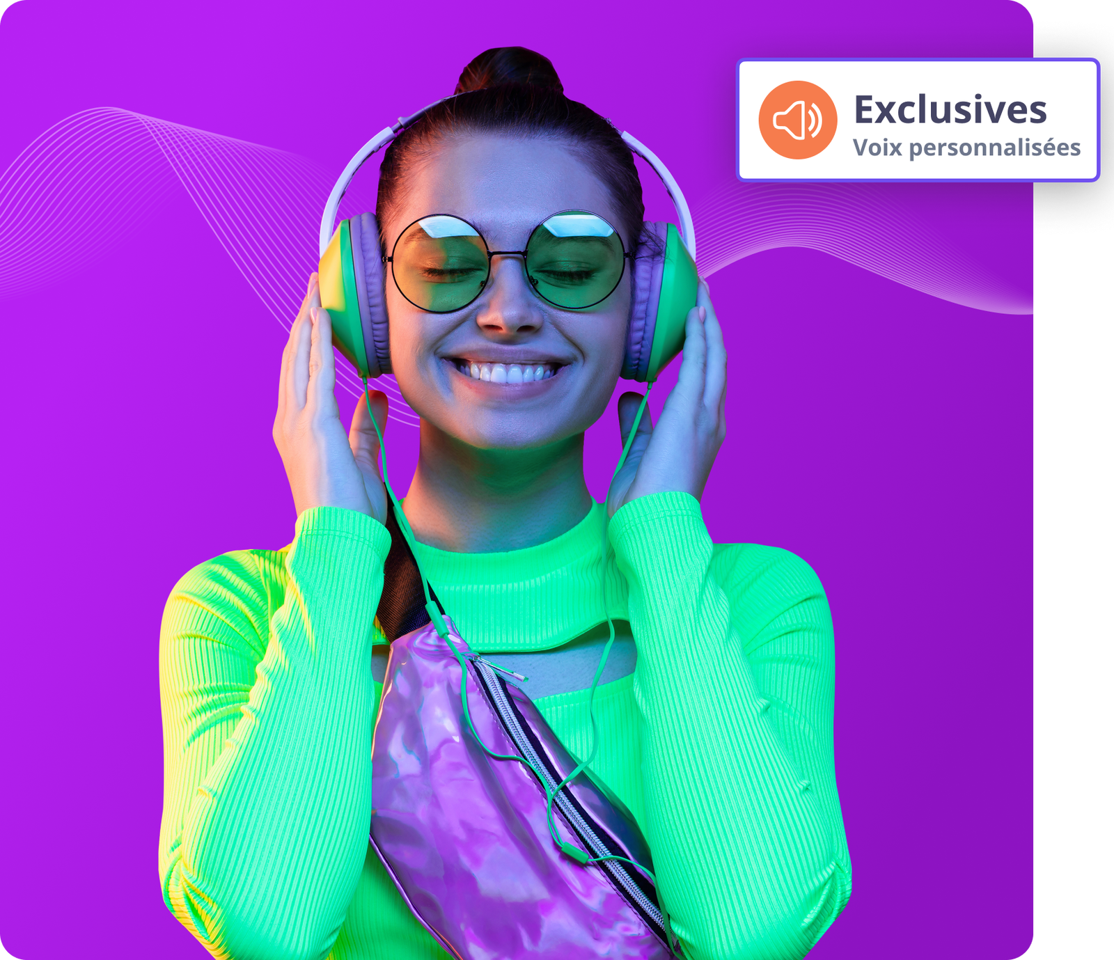 Femme souriante portant des écouteurs sur fond violet.