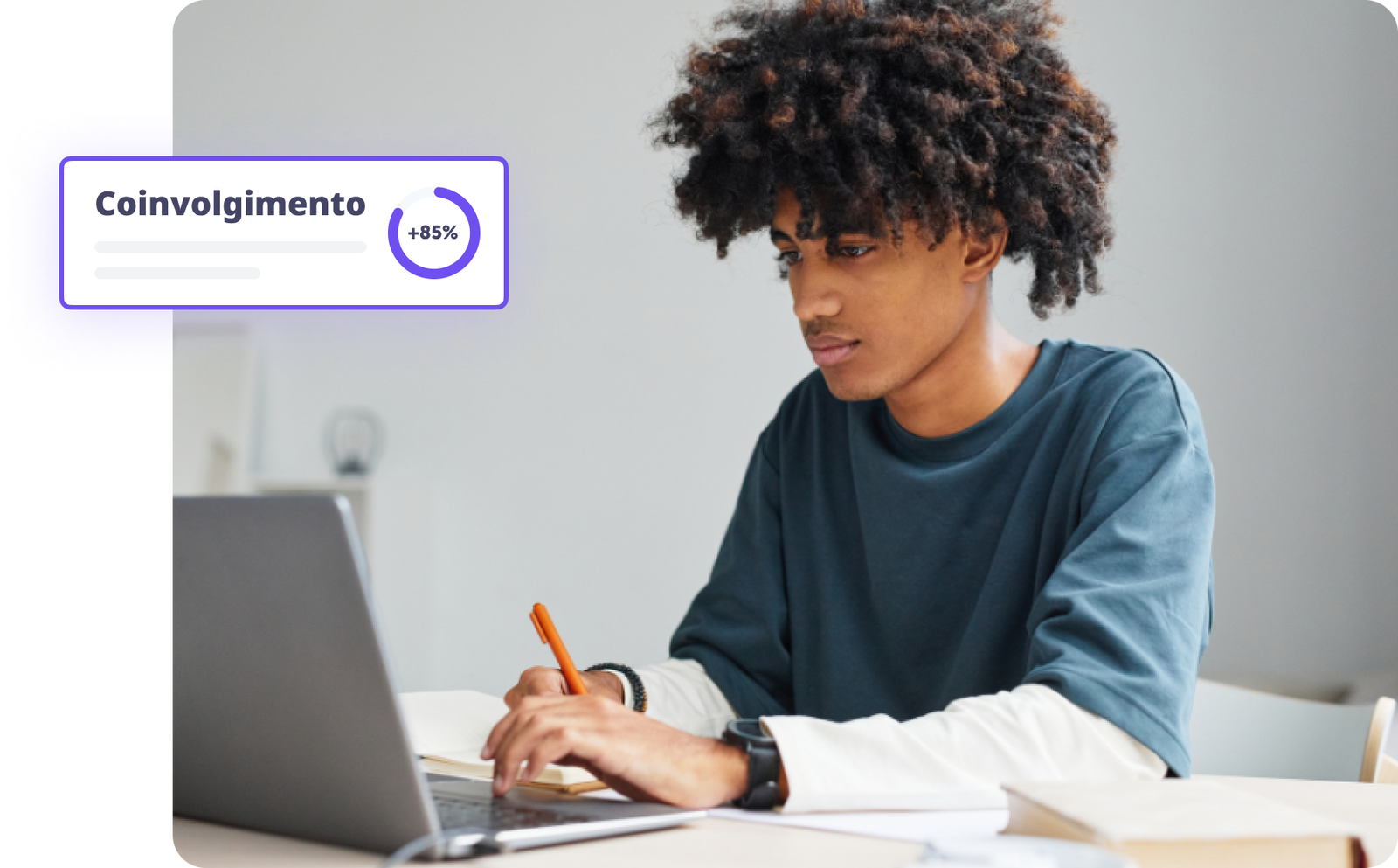 Studente concentrato che lavora al computer con grafico di coinvolgimento del 85%.