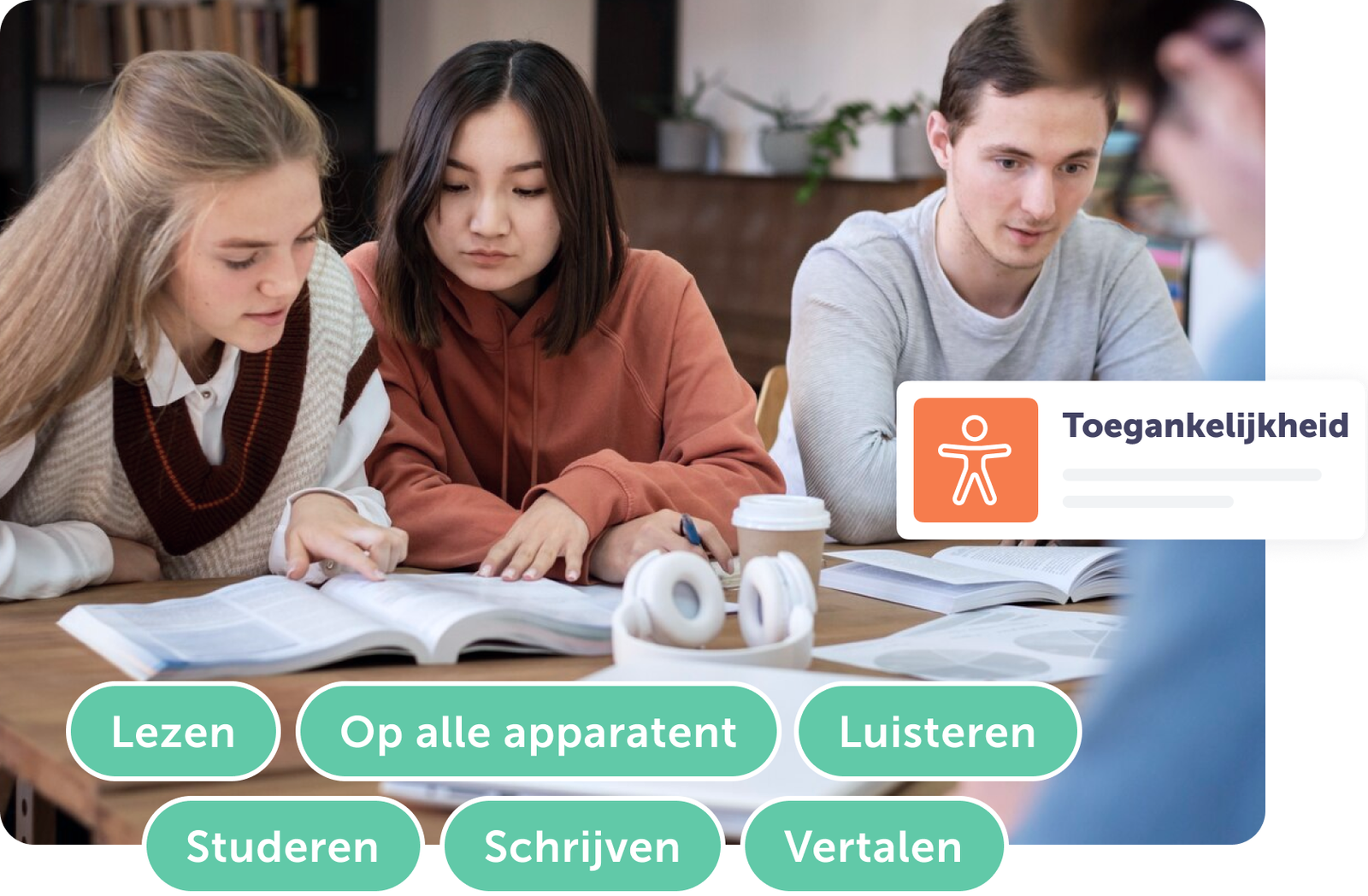 Studenten die samenwerken aan studiemateriaal met focus op toegankelijkheidsfuncties en -tools.