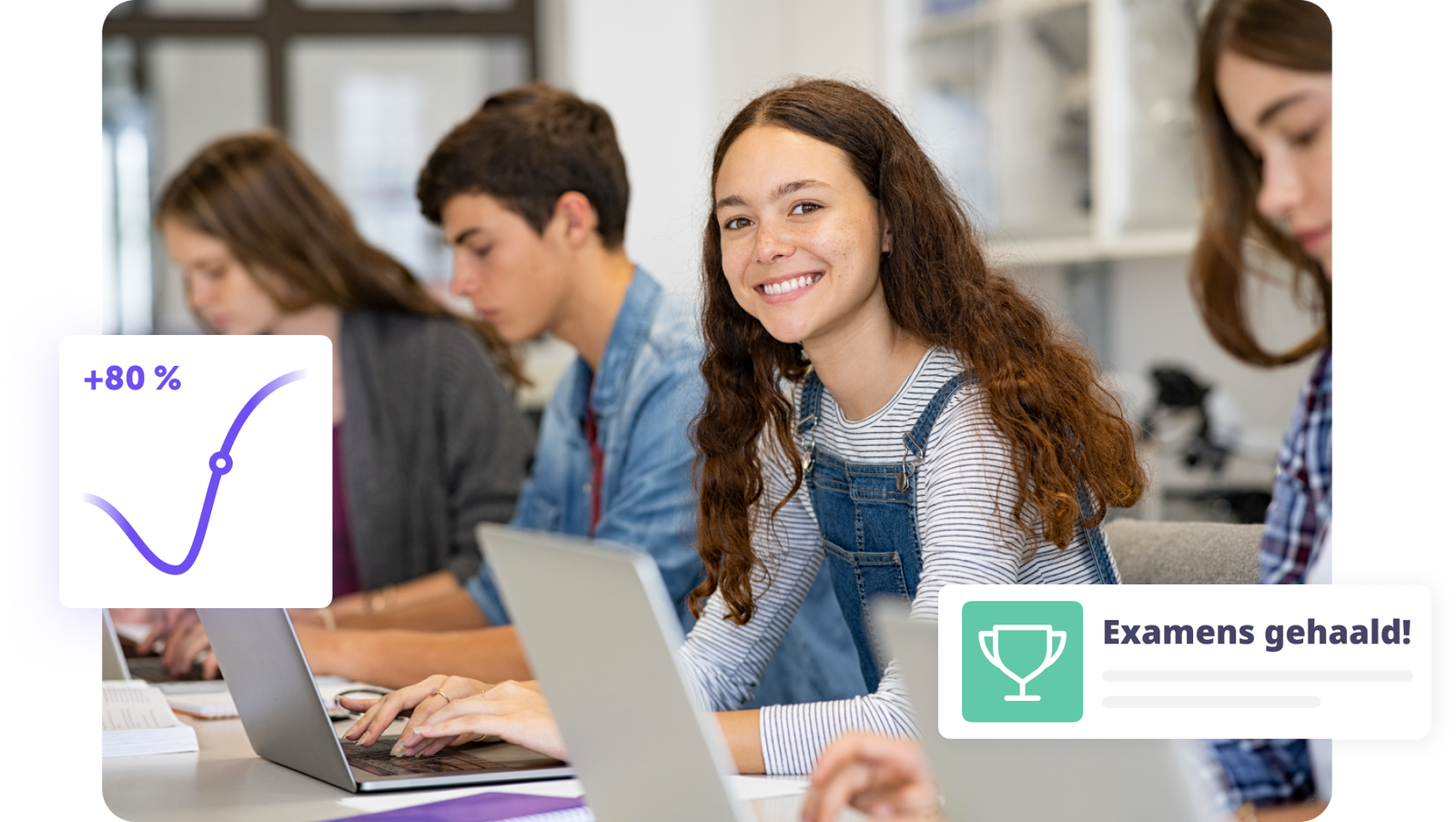 Blije student met laptop, omringd door medestudenten, met grafiek en examenresultaat.