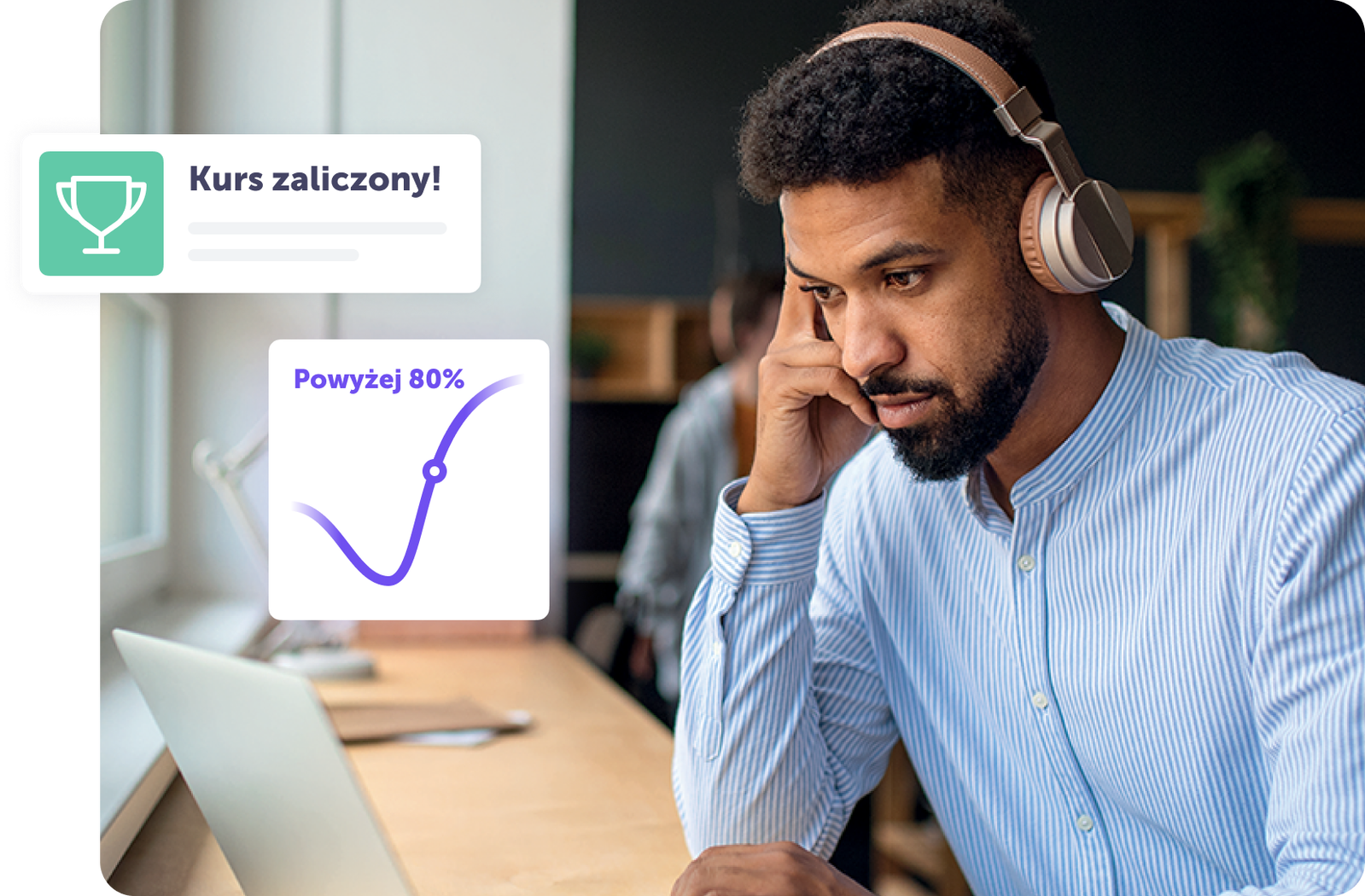 Mężczyzna z słuchawkami, ekscytujący się osiągnięciem kursu online, laptop na biurku.
