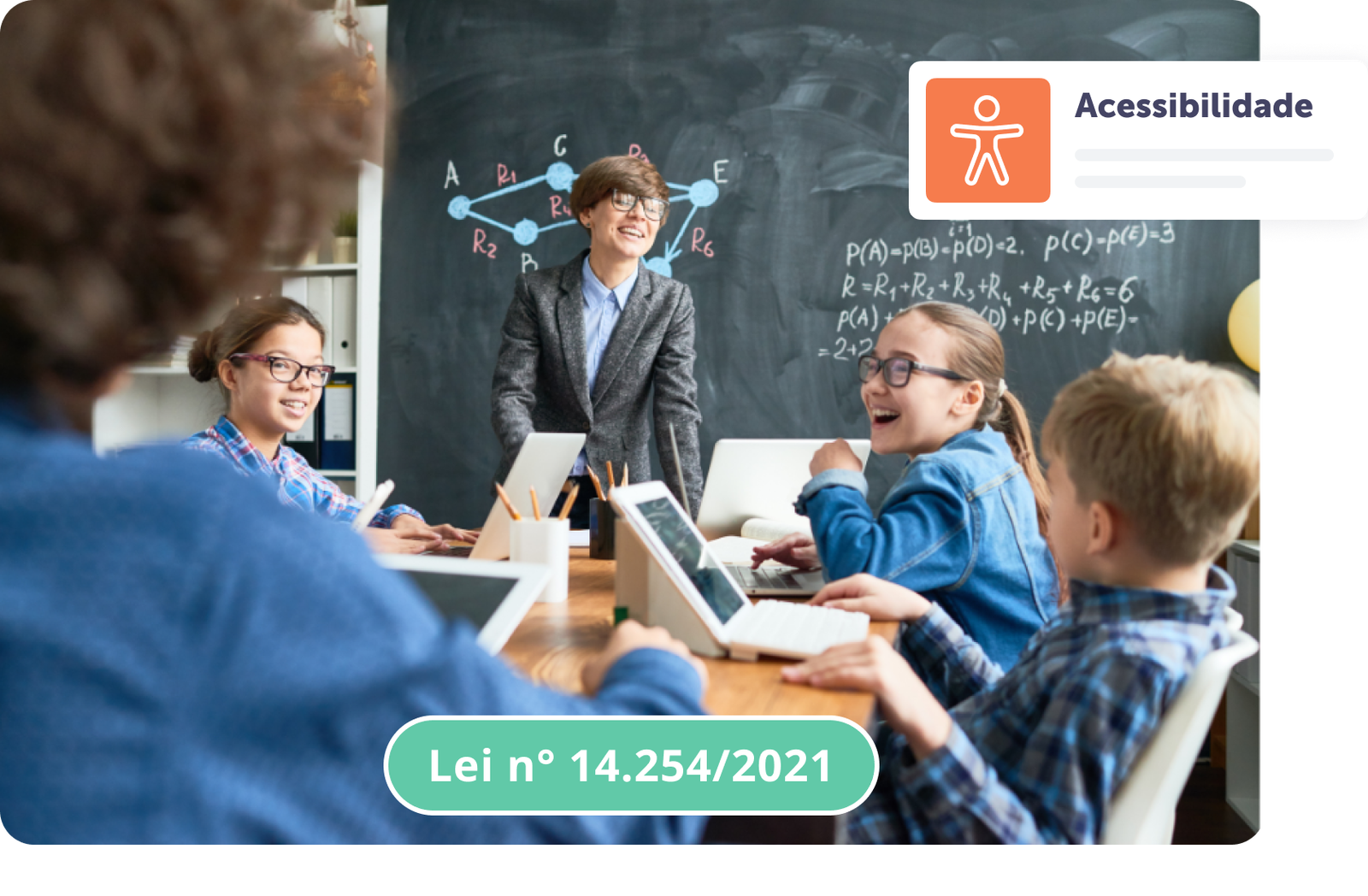 Sala de aula com crianças atentas, professor e materiais de acessibilidade visíveis.