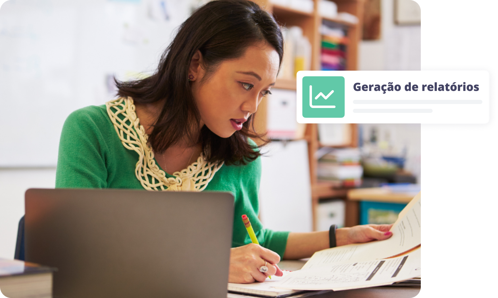 Mulher concentrada escrevendo relatórios em um ambiente de trabalho organizado e produtivo.