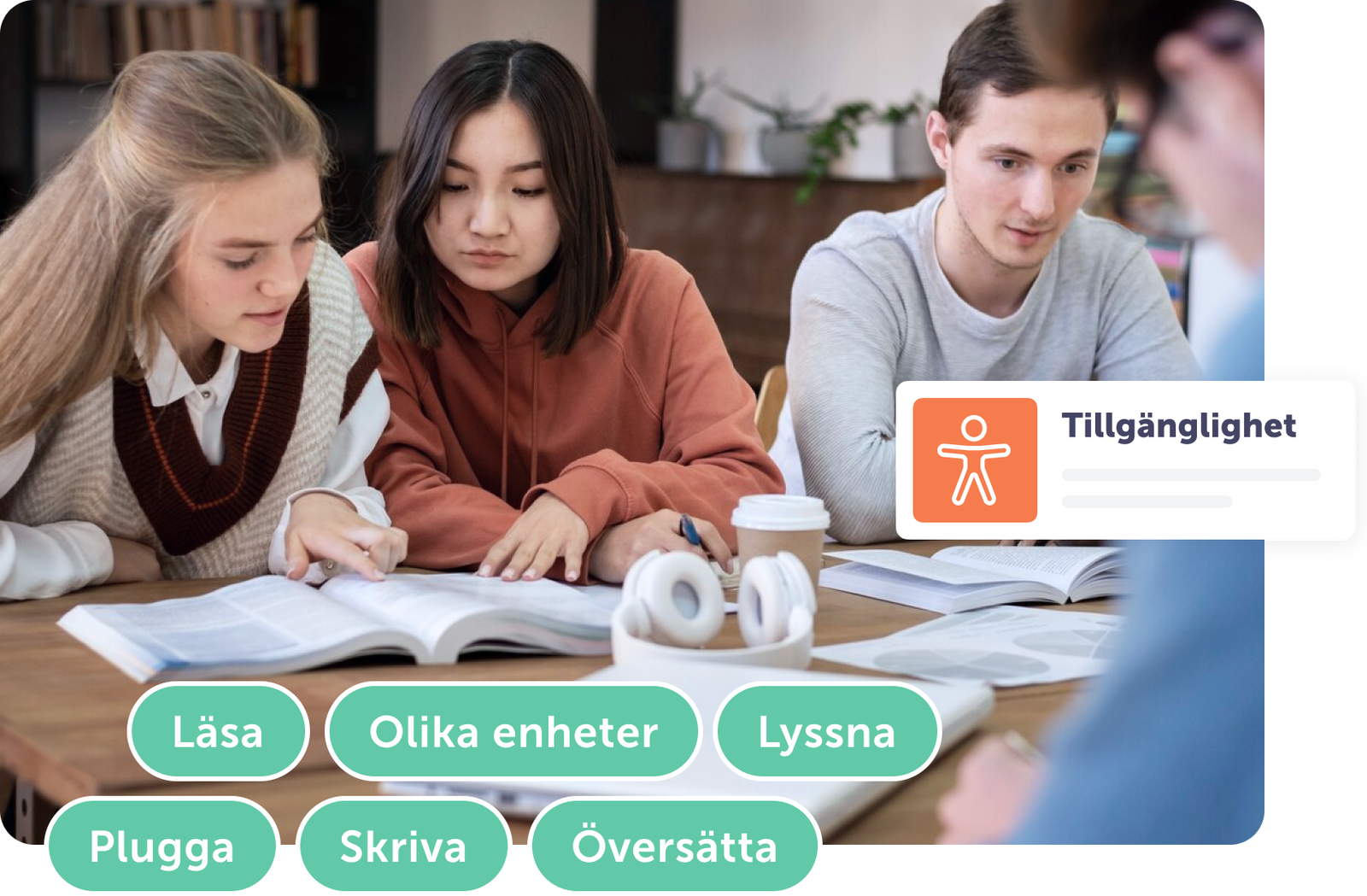 Tre studenter samarbetar vid ett bord, omgivna av böcker och anteckningar.