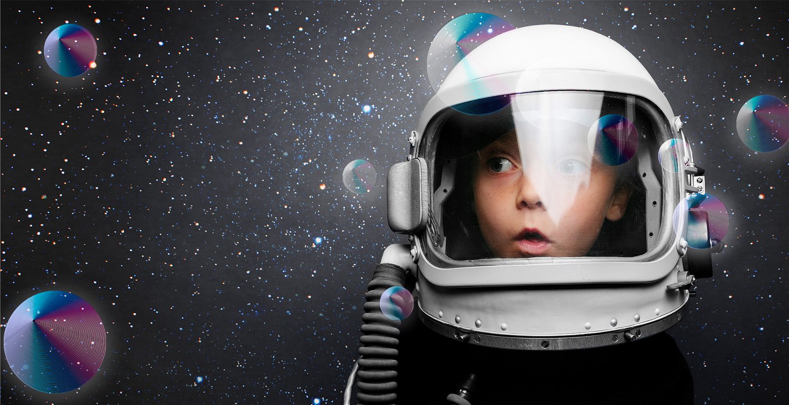Giovane ragazzo nel casco spaziale