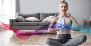 Frau praktiziert Yoga, während sie zuhört