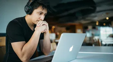 A student learning how multilingual AI voice tools improve learning outcomes