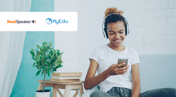 Uno studente guarda un telefono e indossa le cuffie, a dimostrazione dell'accessibilità nell'apprendimento.