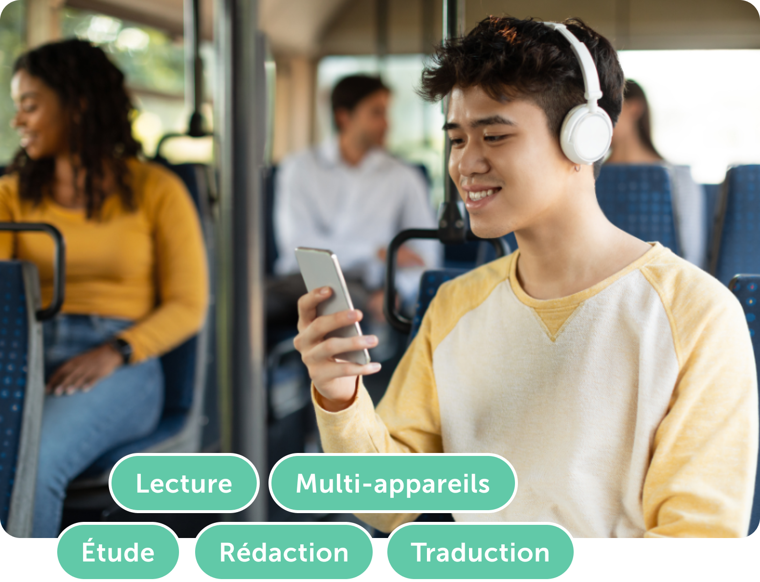 Jeune homme avec un casque utilisant un smartphone dans un bus, concentré sur la lecture et l'étude.