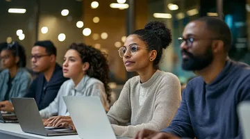 Cena imersiva de e-learning com adultos diversos utilizando laptops.